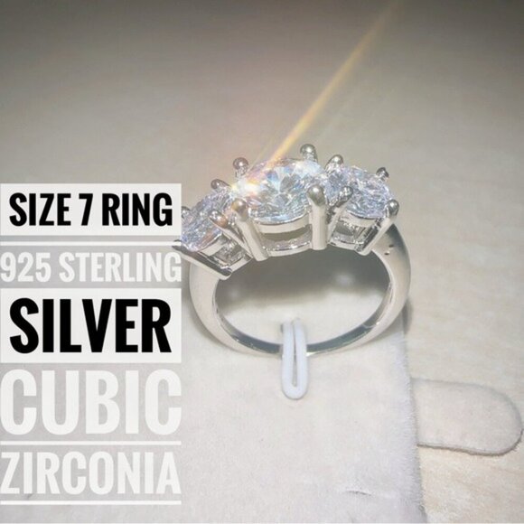 Elegant Silver Cubic Zirconia Ring 4 Carats - Picture 1 of 5